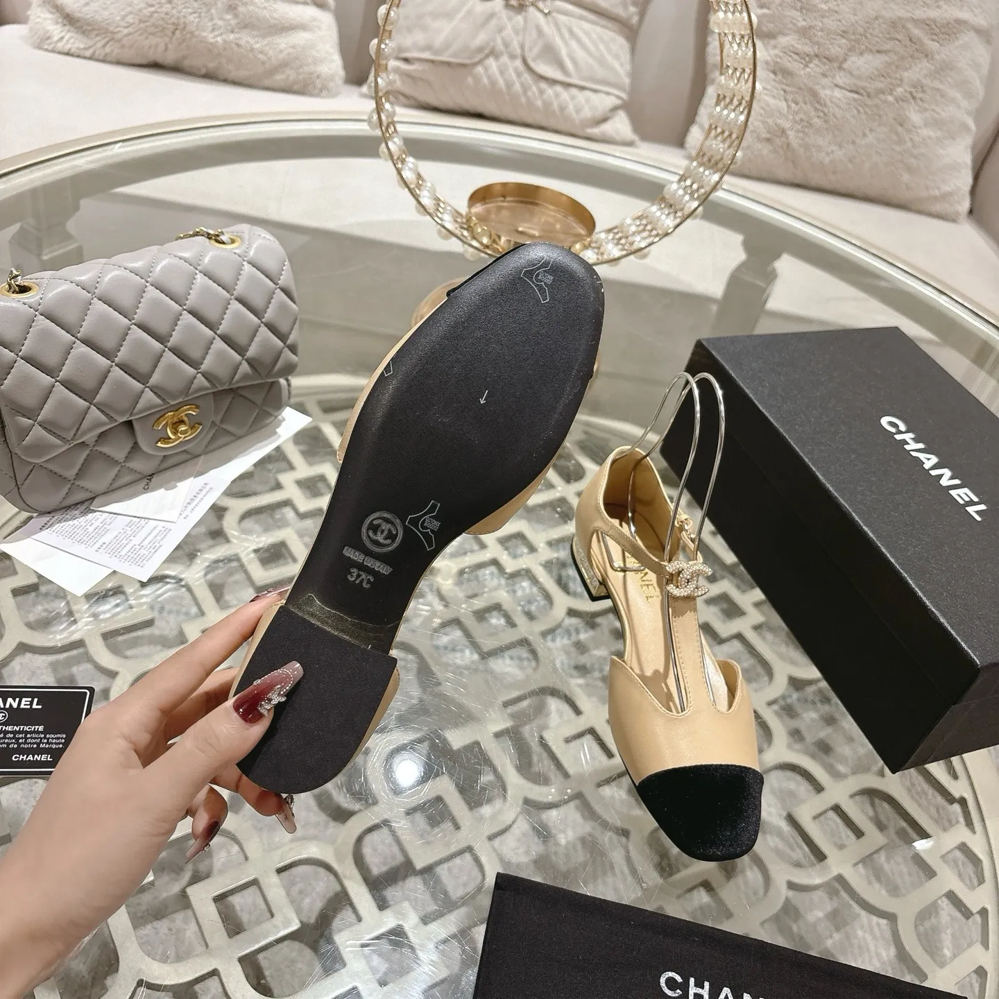 👟👟Ex-factory price 560👟👟 25ss early autumn new Xiaoxiang Chanel pearl double C buckle T-strap Mary Jane shoes pearl heel buckle shoes doll shoe design is so cute 💥The daughter of a rich family has the sense of sight, retro sweetness and age reduction! Mary Jane's unique noble texture allows you to practice various combinations of beauty. Beauty and comfort coexist. Who can not be tempted? The high-end simple style will never go out of style when worn again and again. It vividly interprets the charm of the exclusive fragrance. More possibilities for shaping. Original molded hardware buckle. Upper: lambskin. Lining: sheepskin. Outsole: genuine leather outsole imported from Italy. Size: 35-39 (40.41 custom-made, non-refundable).